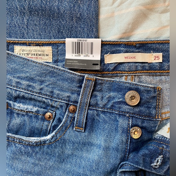 Levi’s Wedgie Icon Fit Ankle Jeans - Picture 6 of 7